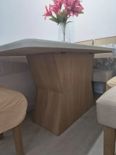 Mesa jantar sem cadeiras