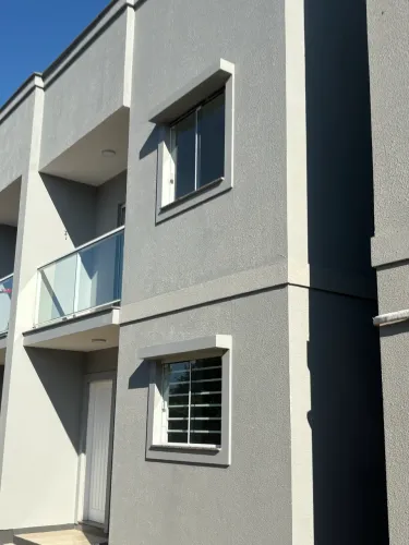 Casa geminada em condomínio fechado