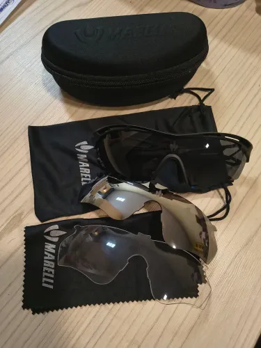 Óculos com 3 lentes intercambiáveis