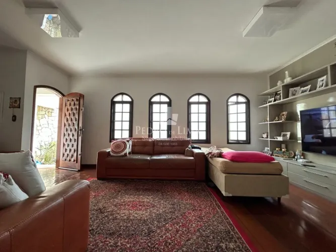 Casa 2 dormitórios sendo 2 suítes, 1 com closet e 4 Vagas na Penha