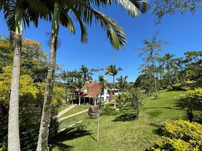Chácara residencial em Arujá (Bairro Chácaras Copaco)  4 quartos, piscina e área gourmet