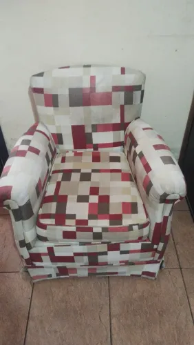 Poltronas com almofada do assento solta.