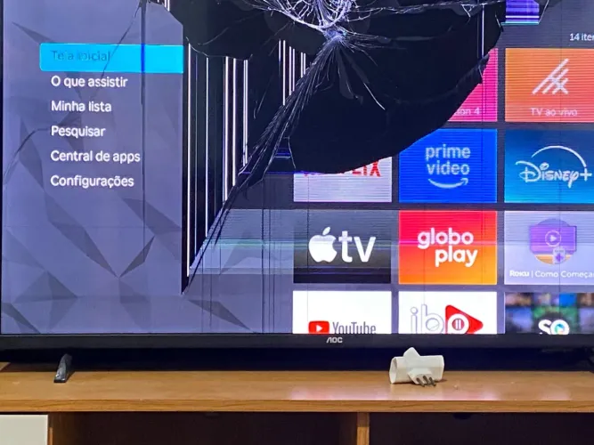 TV AOC ROKU TELA QUEBRADA