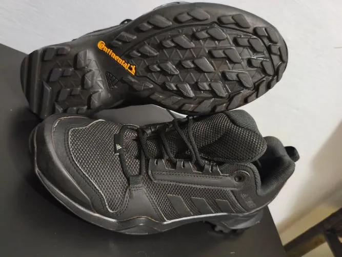 Tênis Adidas Terrex 40 - solado continental 