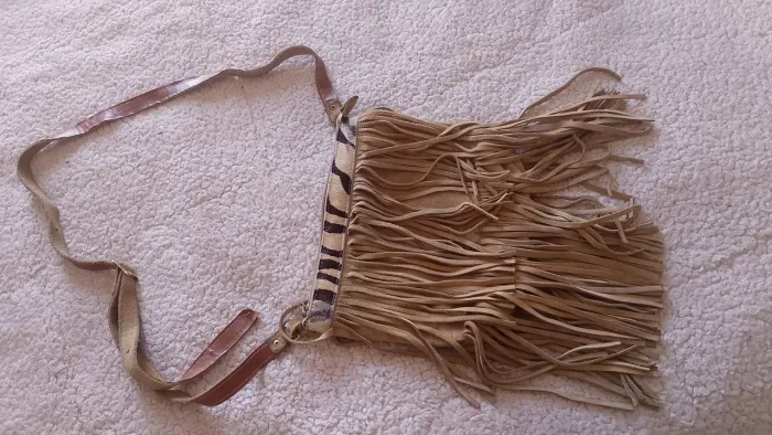 Bolsa em nobuk com franjas 
