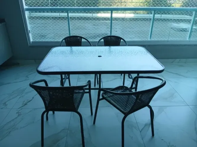 Mesa com 4 cadeiras para varanda ou parte externa