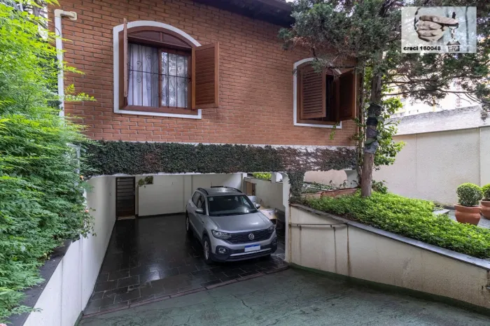 Casa com 6 Quarto(s) e 5 banheiro(s) para Alugar, 240 m² por R$ 30000 / Mês