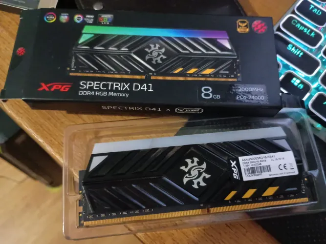 Memória RAM XPG 8gb drr4 3000mhz e zadak 8gb 2666mhz