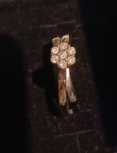 Anel solitário em ouro branco e 7 pontos de brilhante Vivara