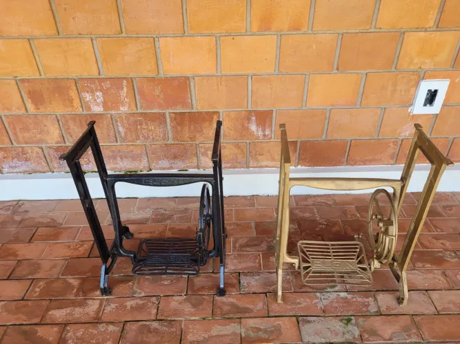Vende se Dois pé de Máquina de costas antigo
