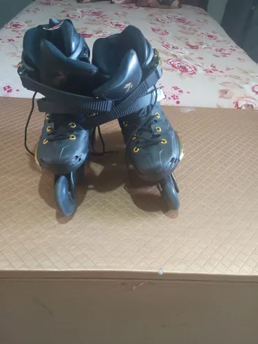 Patins semi novo