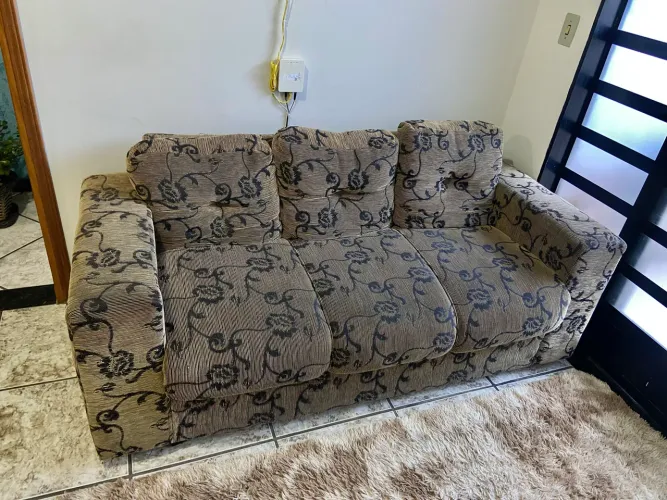 Vendo sofá 3 lugares seminovo, vendendo pq vou me mudar de cidade