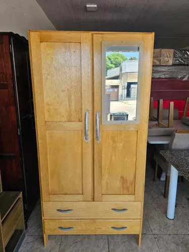 Guarda roupa conservado de madeira marupa