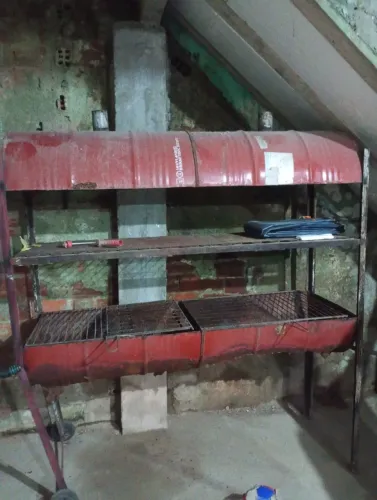 Vendo churrasqueira grande tonel está furado pôr causa do fogo ? preço 350