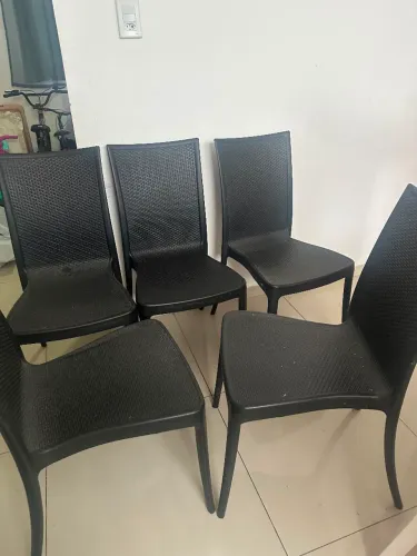5 cadeiras de plástico resistente.