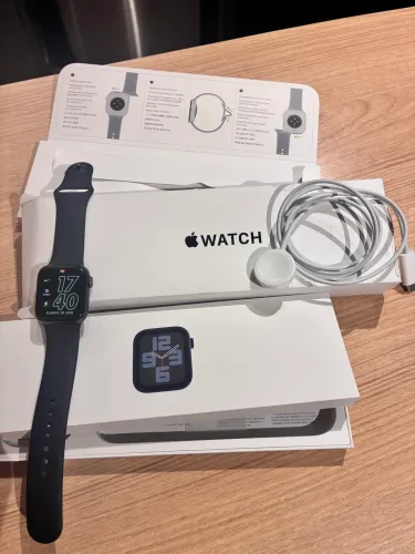 Apple Watch SE na caixa com carregador