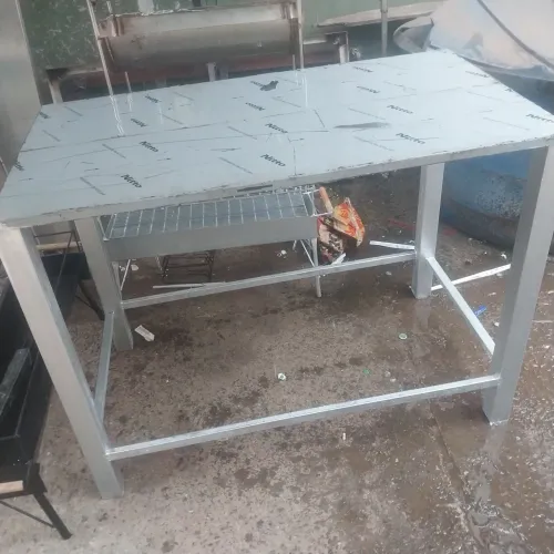 Mesa de inox cos pes metalon do grosso e calvanizado de 1,24mx70