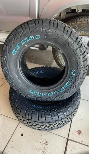 Pneu aro 16 medida 265/70/16 Borrachudo com as letras brancas nas laterais.R$ 810,00