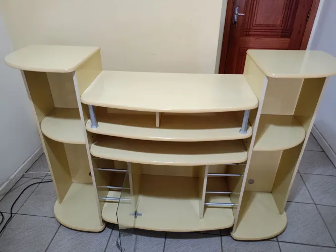 Vendo RACK de TV/sala, de madeira, porta de vidro, design moderno, excelente. À vista.