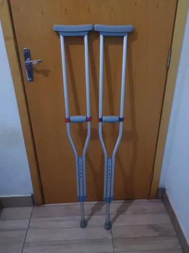 Um par de muletas semi-nova