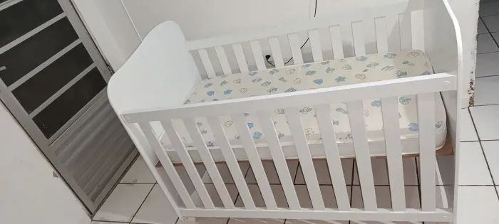 Berço americano semi-novo acompanha colchão