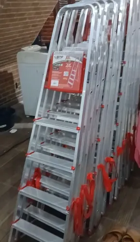 Escada Doméstica de Alumínio BTF - 6 Degraus - Suporta até 120kg