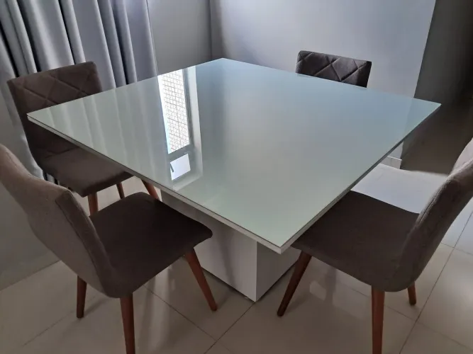 Mesa de jantar perto estado