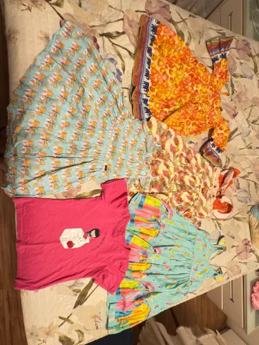 4 vestidos e 1 blusa Alphabeto 8 a 10 anos