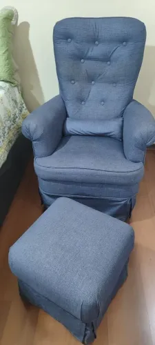 Cadeira de amamentação de balanço e puff