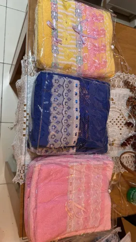 Jogo de toalhas bordados e pano de prato ?