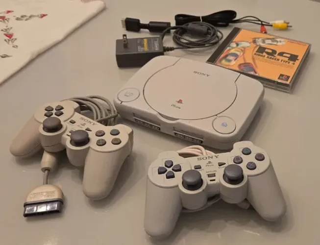 PlayStation 1 (PS One) Completo ? 2 Controles + Jogo Original
