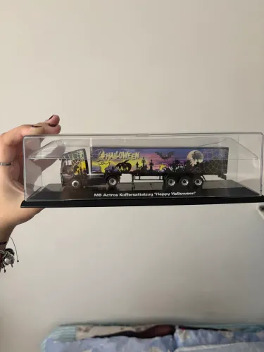 miniatura Schuco Mercedes-Benz Actros LH na escala 1:87, temática de Halloween