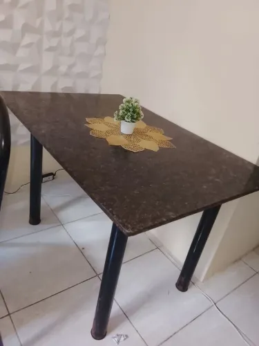 Mesa de Mármore com 4 Cadeiras - Linda e Resistente