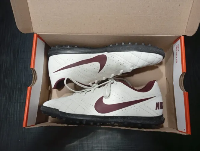 Chuteira society masculina 42 Nike Beco carmin&branca