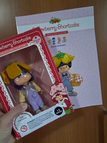 Boneca Moranguinho Almond Tea na caixa