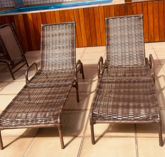 Par de Espreguiçadeiras para Piscina / Área Externa em Fibra Sintética - Ótimo Estado