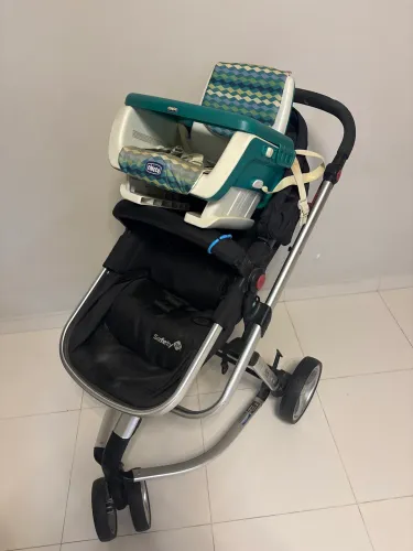 Carrinho de bebê com bebê conforto e cadeirinha de alimentação