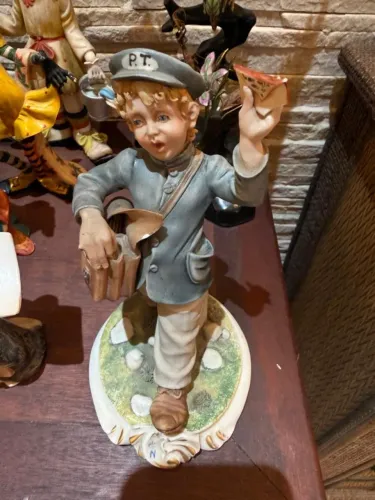 Estatueta Antiga em Porcelana - Menino Carteiro Vintage (22cm)
