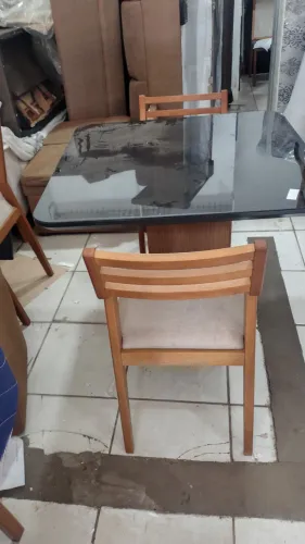 Mesa quadrada com 2 cadeiras 