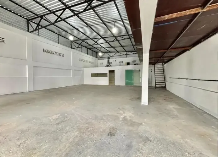 Galpão para aluguel possui 200 m2 com Doca em Parque 10 de Novembro - Manaus AM