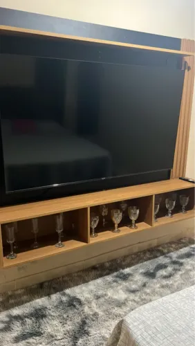 Painel ripado e uma TV 65 polegadas