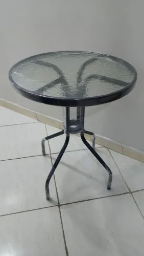 Mesa com tampo de vidro,60 cm largura,70 cm altura, para jardim e varanda.
