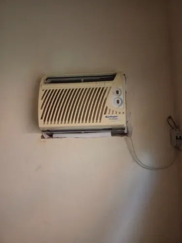 Ar condicionado de janela 7500Btus gelando bem 220v.