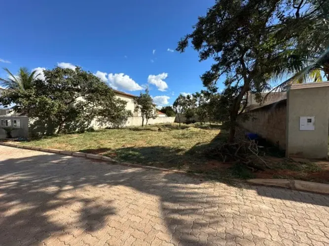 760m² TERRENO PLANO, NASCENTE E MURADO NO JARDIM BOTÂNICO | CONDOMINIO VALE DAS PALMEIRAS