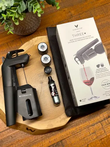 Sistema de Preservação de Vinhos Coravin Timeless Three+ Preto