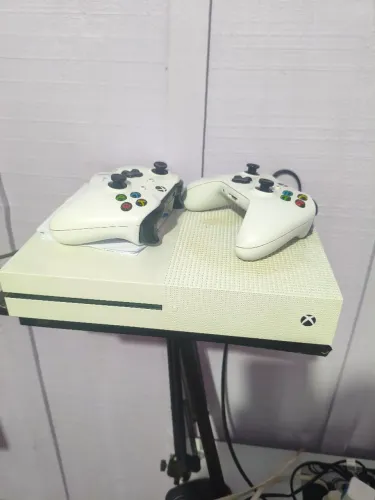 Xbox one S 1 TB, 2 controles