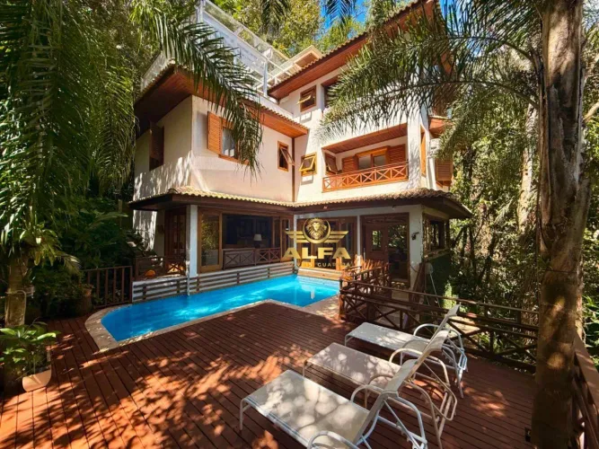 Casa de luxo à venda no Condomínio Iporanga, Guarujá  5 suítes, piscina, gourmet e naturez