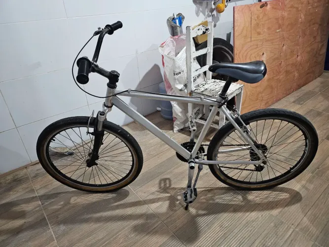 Bicicleta toda em Alumínio, Aro 26, Top