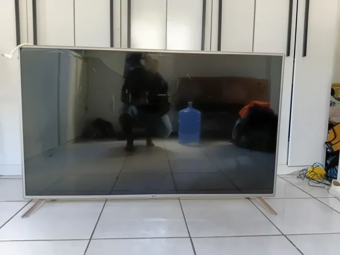 TV LG pra retirada de peças. Está  funcionando  só  a tela  Está  trincada.