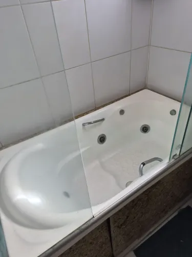 Vendo banheira de hidromassagem , sem motor.